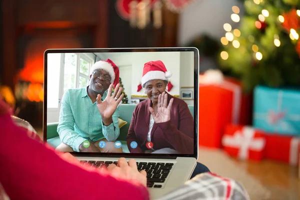 Redhead Använder Laptop Vid Jul Hemma Vardagsrummet — Stockfoto