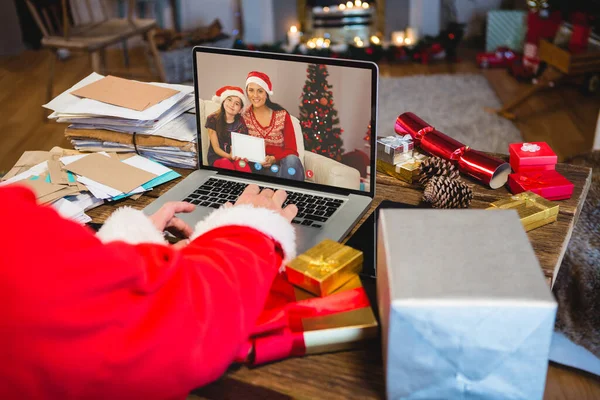 클로스가 크리스마스 선물로 코카서스 비디오 통화를 크리스마스 디지털 이미지 — 스톡 사진