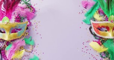 Maskeli balo maskeleri, tüyler, konfeti ve mardi gras boncukları. Karnaval, kostüm, parti malzemeleri, eğlence ve kutlama konsepti..