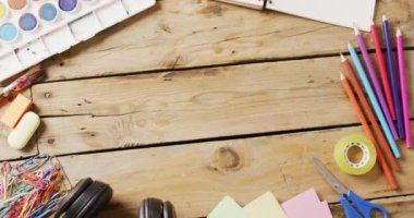 Boya, kalem, kulaklık ve ahşap tahtalarda fotokopi alanı olan kırtasiye malzemeleri videosu. Sanat, resim, müzik, yaratıcılık, el işleri ve hobiler kavramı.