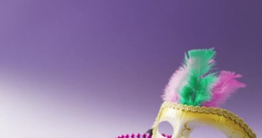 Karnaval maskeli, tüylü, pembe boncuklu, kopya alanı olan bir karnaval maskesi videosu. Karnaval, kostüm, parti malzemeleri, eğlence ve kutlama konsepti..