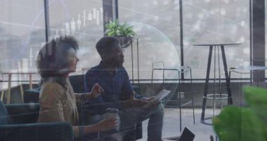 Çeşitli iş adamları üzerinde çalışan dünya, istatistik ve veri işleme animasyonları. Küresel iş, finans ve veri işleme kavramı. Dijital olarak oluşturulan video.