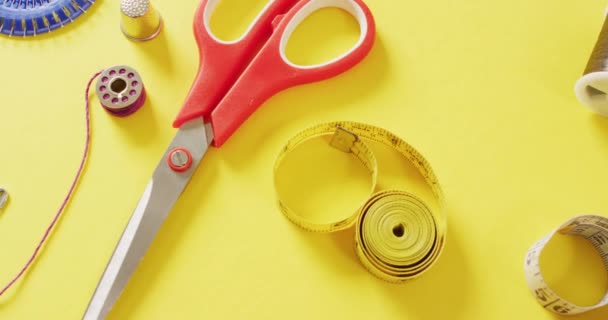 黄色の背景にテープ対策 はさみ シンブルと縫製糸のビデオ 針仕事 創造性 工芸品 趣味の概念 — ストック動画