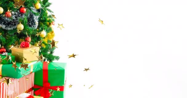 クリスマスツリーに浮かぶ黄金の星と白い背景にコピースペースを持つ贈り物のスタック そうだ クリスマス フェスティバルとお祝いのコンセプト — ストック動画