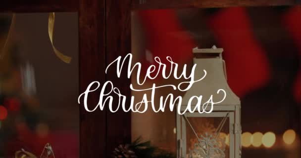 Pencerenin Önüne Kar Yağan Yılbaşı Süslemeleriyle Birlikte Mutlu Noel Metninin — Stok video