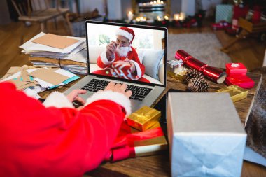 Noel Baba, Noel Baba kostümlü mutlu beyaz bir adamla görüntülü görüşme yapıyor. Noel, kutlama ve dijital kompozit görüntü.