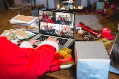Kafkasyalı kıdemli bir adam çeşitli insanlarla yılbaşı videosu çekiyor. İletişim teknolojisi ve noel, dijital kompozit görüntü.