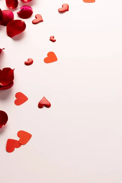 Samenstelling Van Rozenblaadjes Hartjes Witte Achtergrond Valentijnsdag Feest Kopieerruimte Digitaal — Stockfoto
