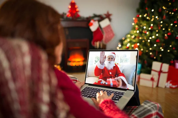 거실에서 집에서 크리스마스에는 안락의 노트북에 — 스톡 사진
