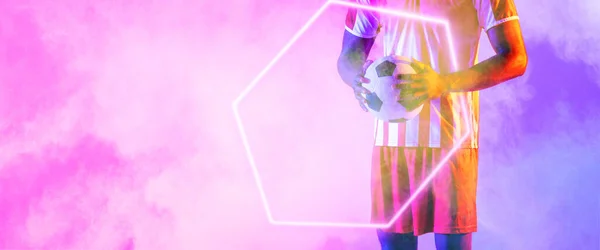 Середина Африканского Американского Игрока Мячом Светящимся Шестиугольником Дымчатом Фоне Копировальное — стоковое фото