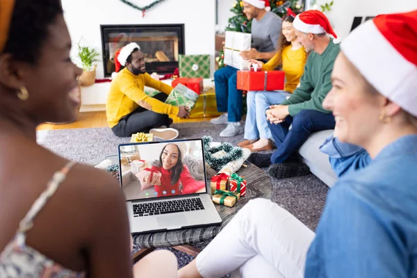 Grupo Diverso Amigos Fazendo Videochamada Natal Com Mulher Biracial Tecnologia — Fotografia de Stock