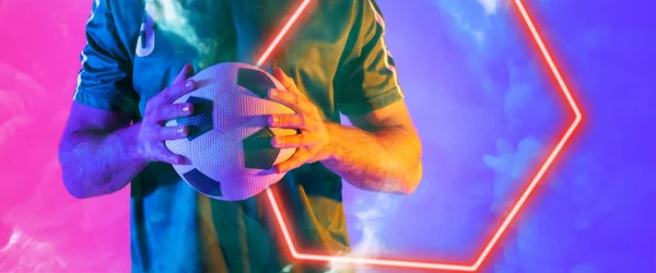 中段男性球员持球带六边形 背景为有光六边形 复制空间 霓虹灯 发光和抽象 — 图库照片