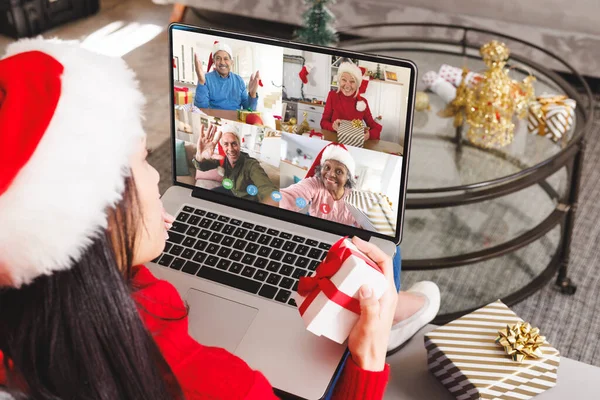 白种人女人戴着圣诞礼帽 与快乐的朋友们进行视频通话 圣诞节 庆祝活动和数码合成图像 — 图库照片