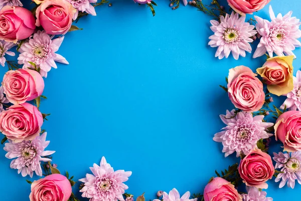 Composição Grinalda Rosa Sobre Fundo Azul Dia Dos Namorados Celebração — Fotografia de Stock