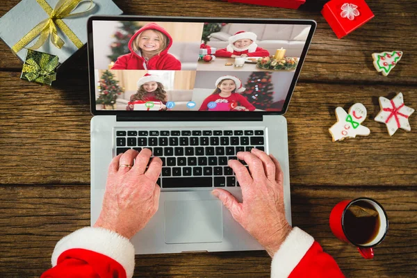 클로스가 크리스마스 선물로 코카서스 아이들 비디오 통화를 했습니다 크리스마스 디지털 — 스톡 사진