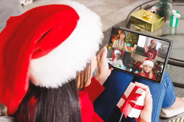 白种人女人戴着圣诞礼帽 与快乐的高加索朋友们进行视频通话 圣诞节 庆祝活动和数码合成图像 — 图库照片