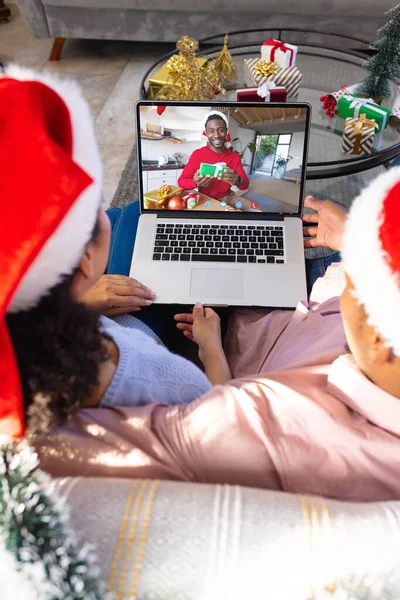 Biraciaal Koppel Met Kerstversiering Met Videogesprek Met Gelukkige Afro Amerikaanse — Stockfoto