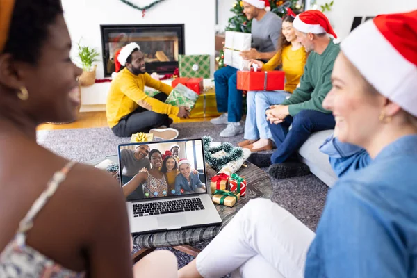 Grupo Diverso Amigos Que Fazem Videochamadas Natal Com Pessoas Diversas — Fotografia de Stock