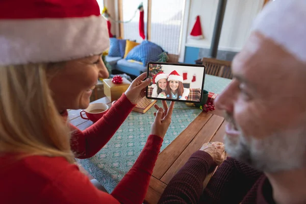 Couple Caucasien Avec Chapeaux Santa Ayant Appel Vidéo Noël Avec — Photo