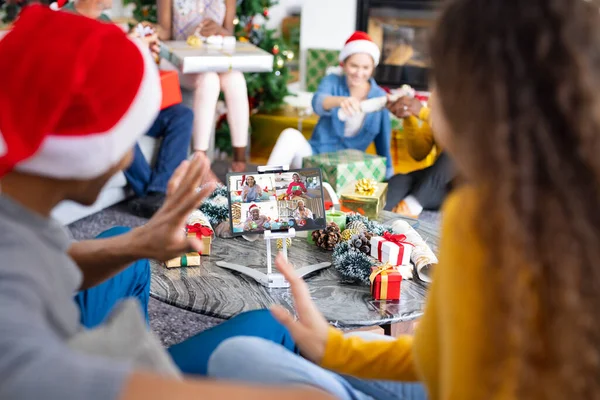 Olika Grupp Vänner Som Har Jul Videosamtal Med Olika Människor — Stockfoto