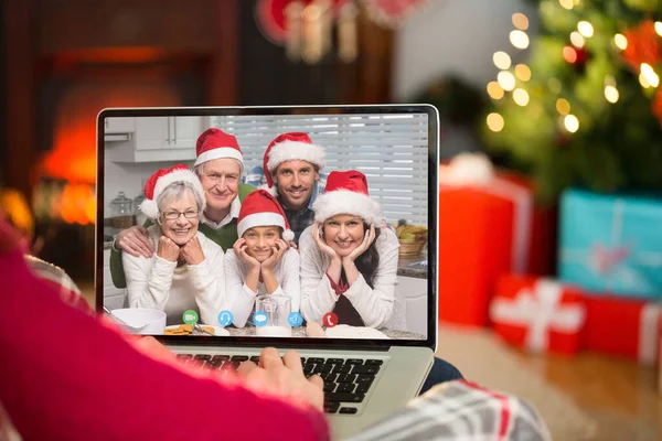 红发使用笔记本电脑在圣诞节在家里的客厅 — 图库照片