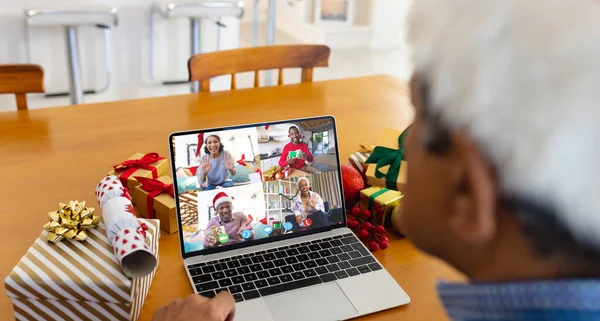 一个头戴圣诞礼帽的神童 与快乐的朋友们进行视频通话 圣诞节 庆祝活动和数码合成图像 — 图库照片