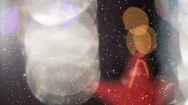 Yılbaşı ışıklarının üzerine düşen kar animasyonu bokeh. Noel, gelenek ve kutlama konsepti dijital olarak oluşturuldu.