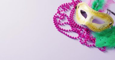 Yeşil tüylü ve pembe boncuklu karnaval maskesi videosu. Fotokopi alanı da var. Karnaval, kostüm, parti malzemeleri, eğlence ve kutlama konsepti..