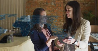 Afro-Amerikan iş kadınlarının konuştuğu dünya haritasının animasyonu. Küresel iş ve dijital arayüz kavramı dijital olarak oluşturulmuş video.