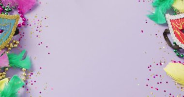 Maskeli balo maskeleri, tüyler, konfeti ve mardi gras boncukları. Karnaval, kostüm, parti malzemeleri, eğlence ve kutlama konsepti..