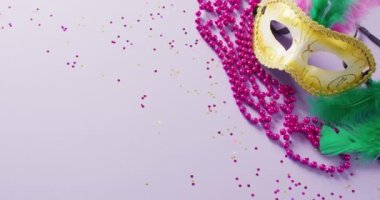 Yeşil tüylü ve pembe boncuklu karnaval maskesi videosu. Fotokopi alanı da var. Karnaval, kostüm, parti malzemeleri, eğlence ve kutlama konsepti..