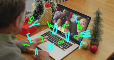 Kafkas kıdemli bir adamın Noel 'de telefon görüşmesi yapmasına karşı numara ve alfabe değiştirmek. uzak noel kutlaması konsepti