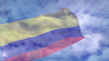Bulutlu gökyüzünde sallanan Kolombiya bayrağının canlandırması. seyahat, tatiller, vatanseverlik ve dijital olarak üretilen video konsepti.