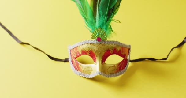 Vidéo Masque Carnaval Rouge Avec Des Plumes Vertes Sur Fond — Video