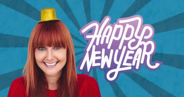与戴着派对礼帽 面带微笑的女人相比 用白字来描绘快乐新年的气氛 新年前夜派对及数码视讯庆祝概念 — 图库视频影像