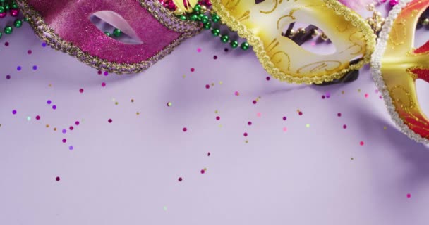 Video Máscaras Carnaval Plumas Confeti Granos Mardi Gras Con Espacio — Vídeo de stock