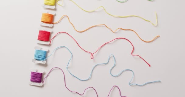 白い背景に傷のないカラフルな刺繍糸の6つのボビンのビデオ 針仕事 創造性 工芸品 趣味の概念 — ストック動画