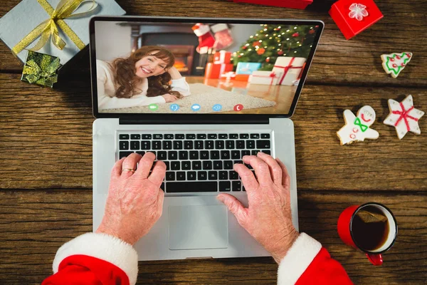 크리스마스에 코카서스 여자와 통화를 코카서스 크리스마스 디지털 이미지 — 스톡 사진