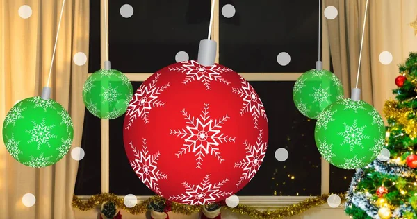 Close Van Rode Groene Kerstballen Opknoping Tegen Het Raam Thuis — Stockfoto
