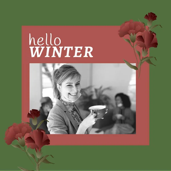 正方形的欢迎冬季文字图片 女性喝热咖啡图片绿色背景 自然运动 — 图库照片