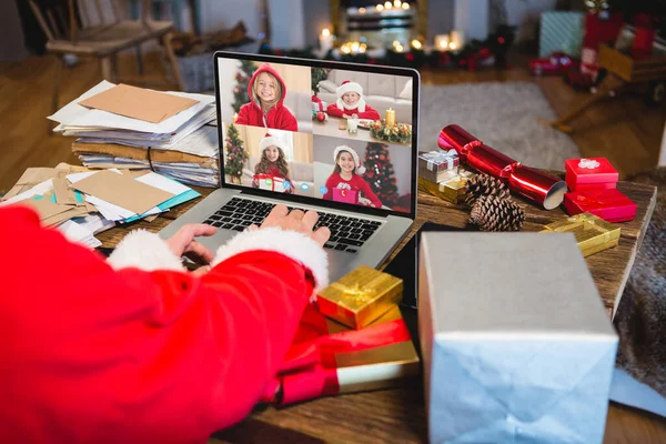 圣诞节期间 圣诞老人会与快乐的高加索孩子们进行视频通话 圣诞节 庆祝活动和数码合成图像 — 图库照片
