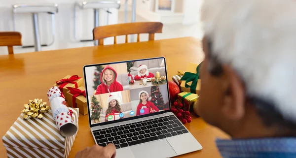 上了年纪的男人带着各种各样的孩子打圣诞视频电话 通信技术和圣诞节数字合成图像 — 图库照片