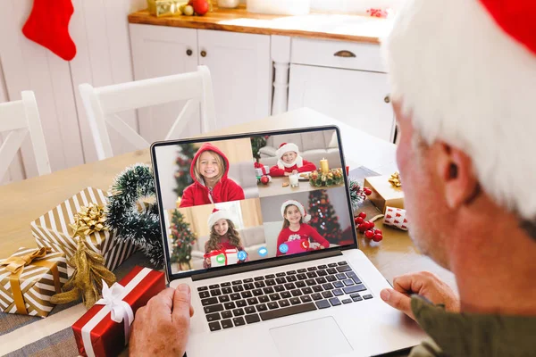 白种人头戴圣诞礼帽 带着快乐的高加索孩子打来视频电话 圣诞节 庆祝活动和数码合成图像 — 图库照片