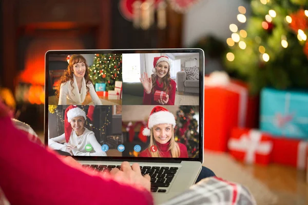 リビングルームで自宅でクリスマスにラップトップを使用して赤毛 — ストック写真