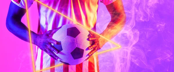 中段的男性球员持球时 用照明三角形和烟雾 复制空间 霓虹灯 烟雾和抽象概念 — 图库照片