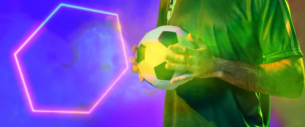 高加索男性球员的中段 用蓝色背景的六边形照明持球 复制空间 霓虹灯 烟雾和抽象概念 — 图库照片
