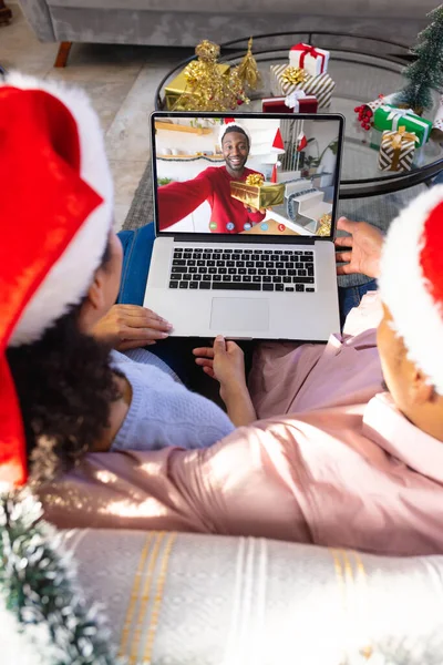 Couple Biracial Avec Des Décorations Noël Ayant Appel Vidéo Avec — Photo