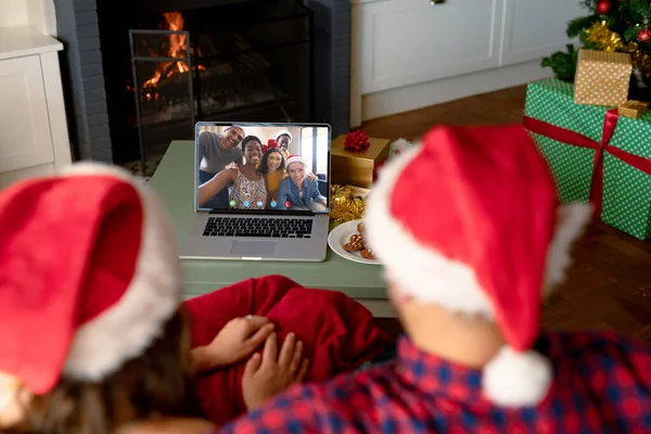 Casal Caucasiano Com Chapéus Papai Noel Ter Chamada Vídeo Laptop — Fotografia de Stock