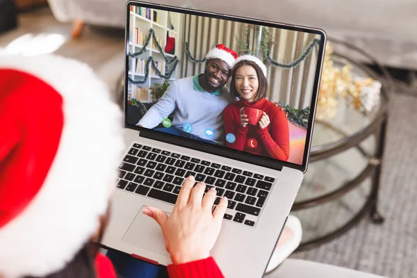 白人妇女与不同的夫妇有圣诞节视频通话 通信技术和圣诞节数字合成图像 — 图库照片