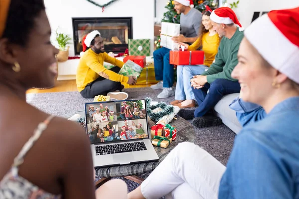 拥有桑塔帽的不同朋友与快乐多样的朋友有视频通话 圣诞节 庆祝活动和数码合成图像 — 图库照片